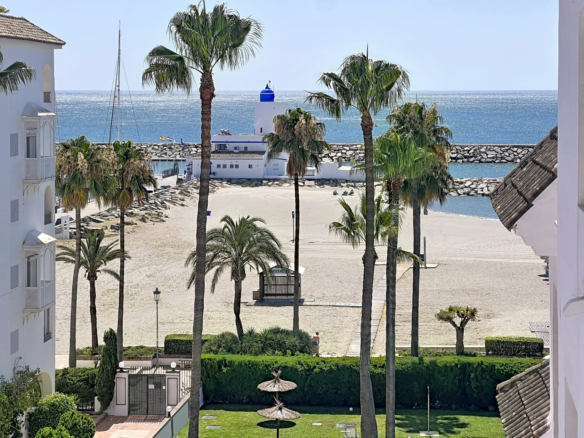 Beachfront Apartment with Tourist Licence in Puerto de la Duquesa