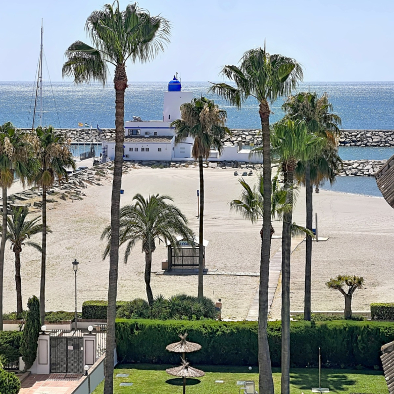 Beachfront Apartment with Tourist Licence in Puerto de la Duquesa