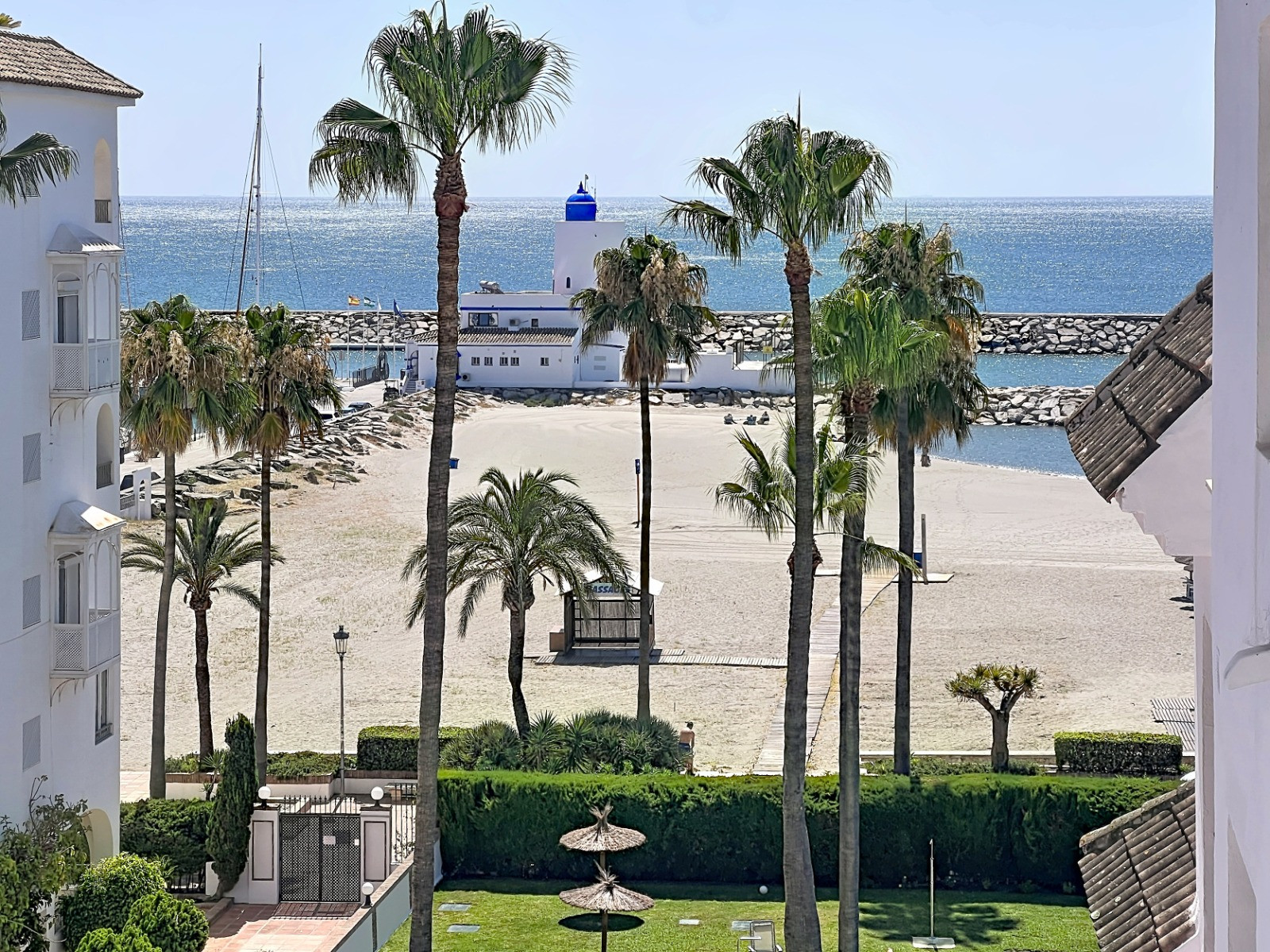 Beachfront Apartment with Tourist Licence in Puerto de la Duquesa