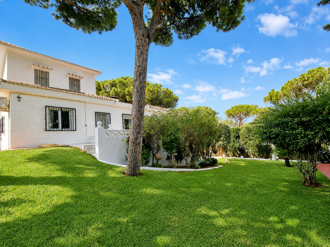 Beautiful Detached Villa in Lower Calahonda – Walking Distance to the Beach
