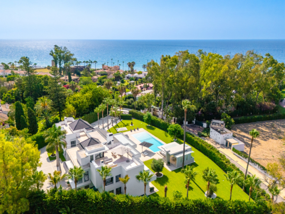 Das elegante Lujo Mansion am Strand in Guadalmina Baixa mit außergewöhnlicher Privatsphäre und modernem Design
