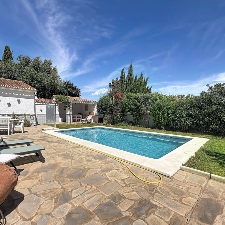 Detached Single-Storey Villa with Guest Apartment, Private Pool and Sea Views