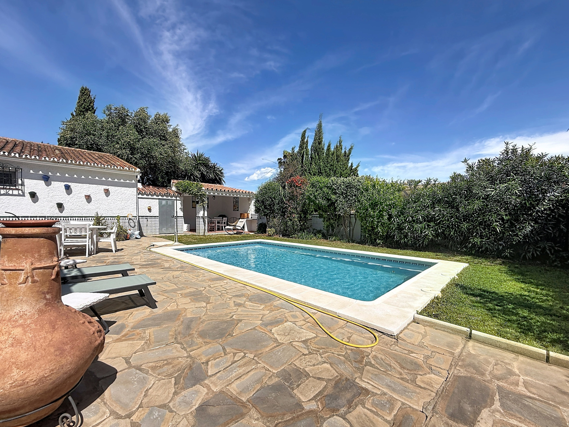 Detached Single-Storey Villa with Guest Apartment, Private Pool and Sea Views