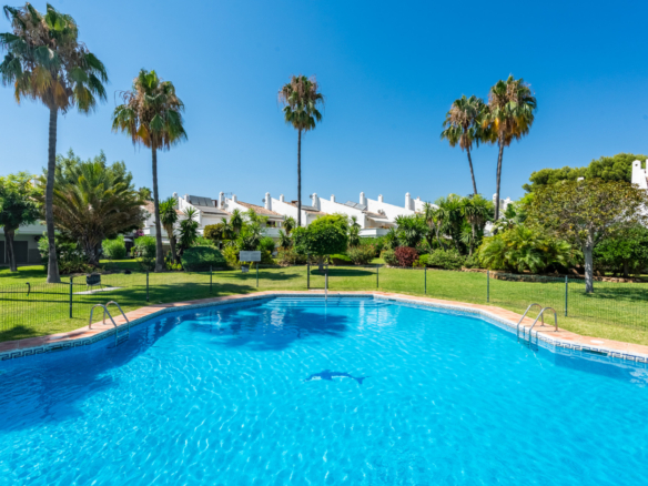 Eckreihenhaus mit außergewöhnlichem Privatgarten an der New Golden Mile, Estepona