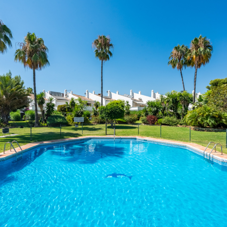 Eckreihenhaus mit außergewöhnlichem Privatgarten an der New Golden Mile, Estepona