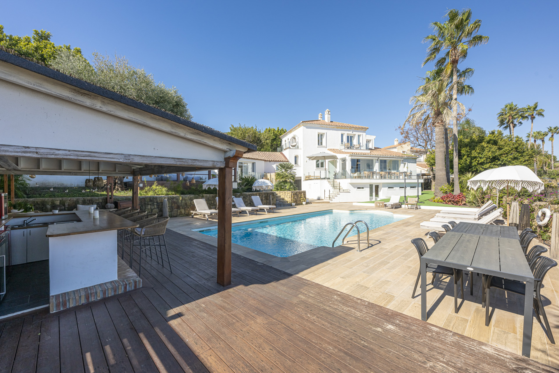 A Landmark Villa in La Duquesa with Panoramic Sea Views