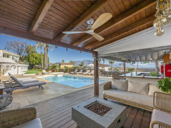Eine Herausragende Villa in La Duquesa mit Panoramablick auf das Meer