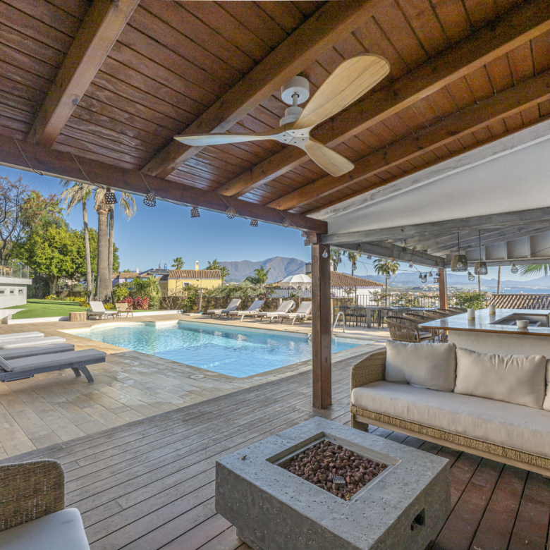 Eine Herausragende Villa in La Duquesa mit Panoramablick auf das Meer
