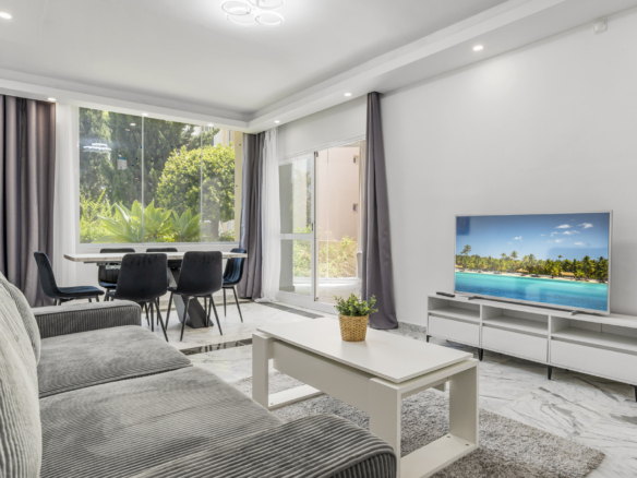 Elegant Ground Floor Apartment with Private Garden in Bahía de Marbella