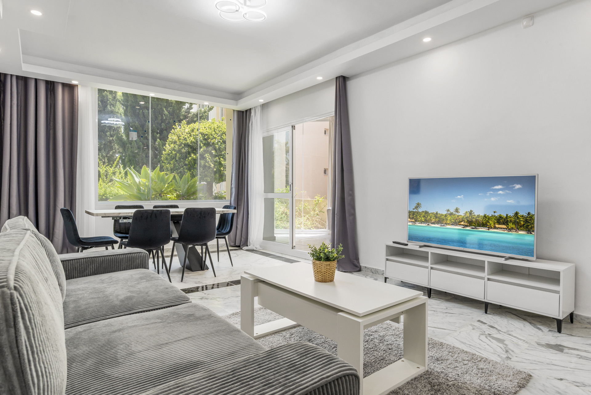 Elegant Ground Floor Apartment with Private Garden in Bahía de Marbella