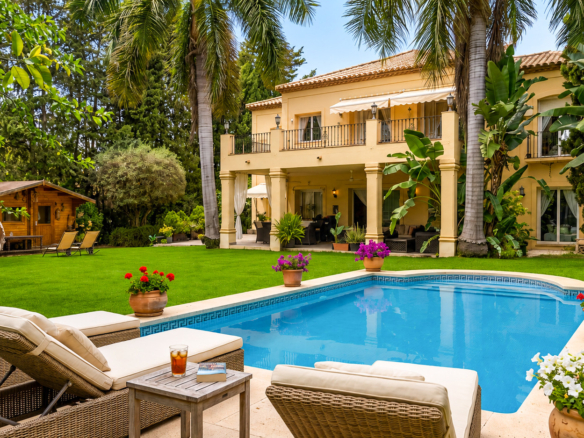 Elegant Villa Til Salg i Nueva Andalucia, Marbella