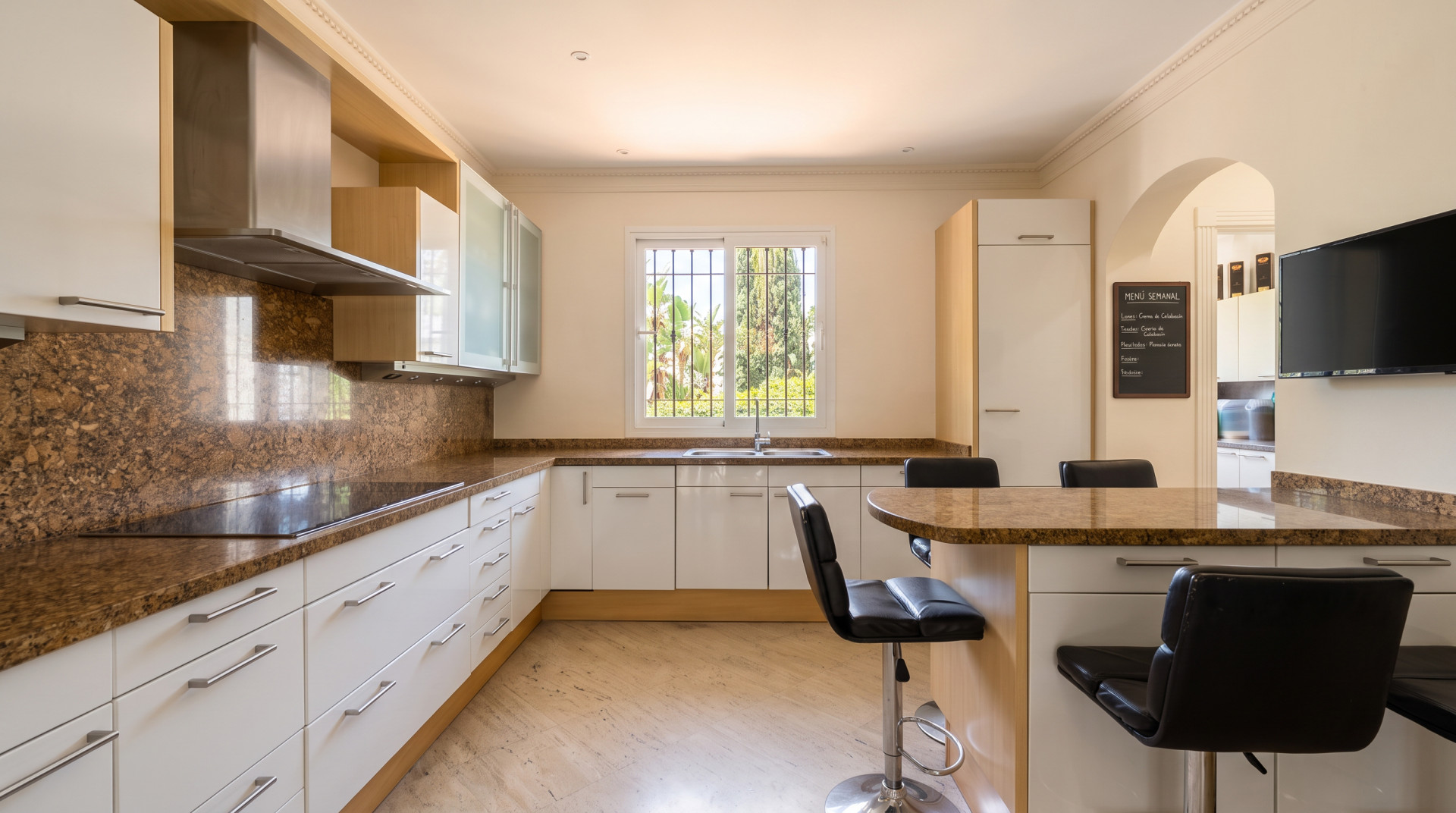 Elegant Villa For Sale in Nueva Andalucia, Marbella