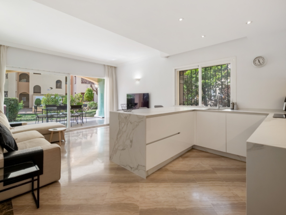 Elegante Erdgeschosswohnung mit Zugang zum Garten in Hacienda Elviria