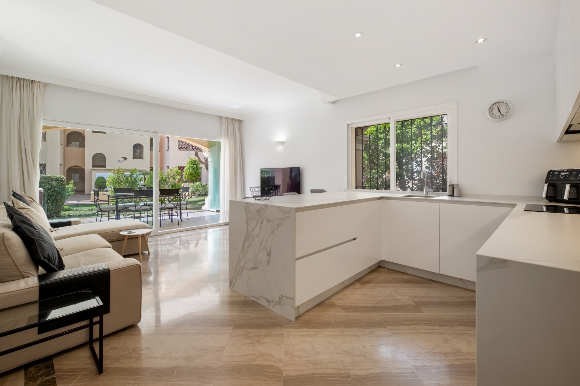 Elegante Erdgeschosswohnung mit Zugang zum Garten in Hacienda Elviria