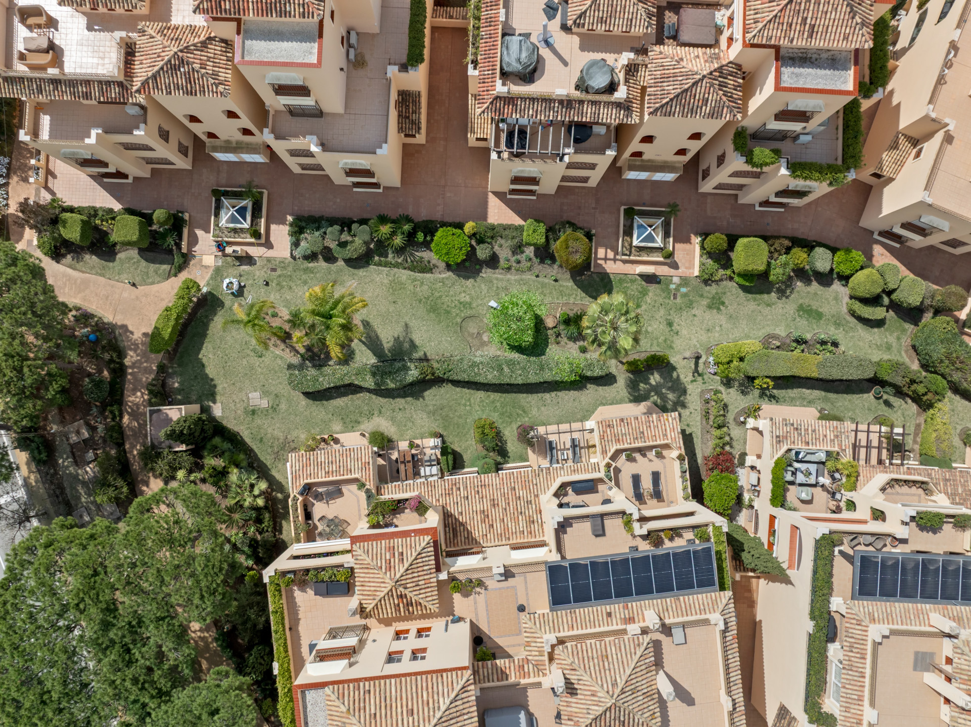 Elegant Ground Floor Apartment with Garden Access in Hacienda Elviria