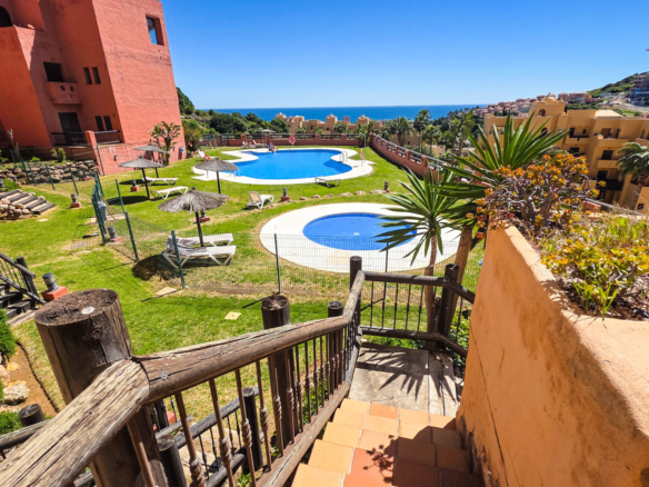 Erdgeschosswohnung mit großer Terrasse und Meerblick in La Duquesa
