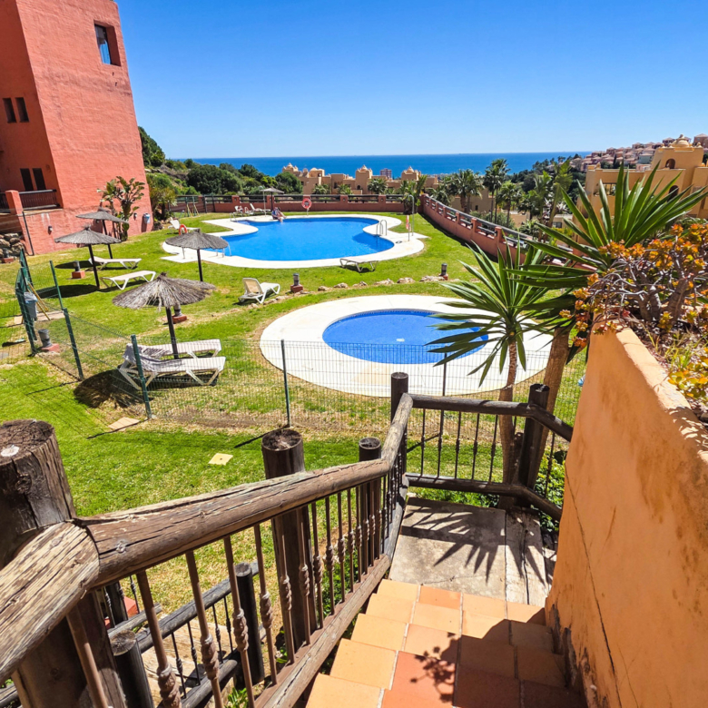 Erdgeschosswohnung mit großer Terrasse und Meerblick in La Duquesa