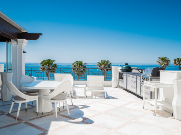 Estepona – Luxury Duplex Penthouse with Private Rooftop Solarium and open sea views