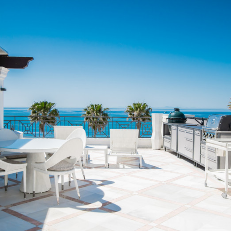 Estepona – Luxury Duplex Penthouse with Private Rooftop Solarium and open sea views