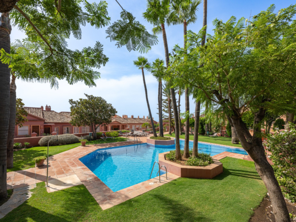 Exclusive Duplex Reformed with Panoramic Sea Views in La Quinta, Benahavís