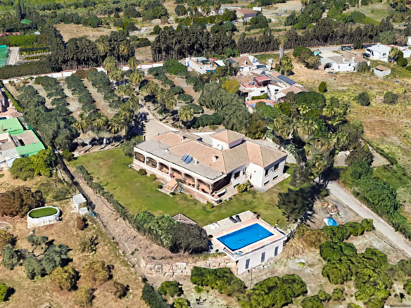 Exclusive Estate with views In El Padron