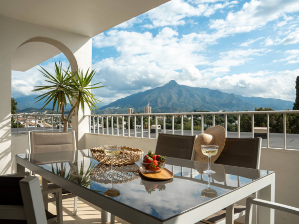 Ground floor residence with sea and mountain views in Nueva Andalucia, Marbella
