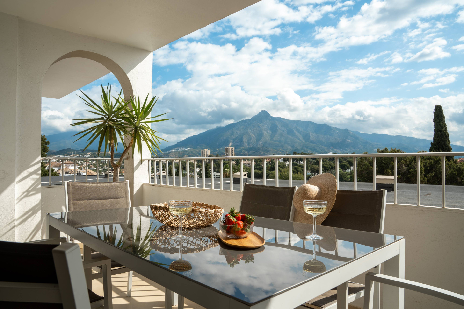 Ground floor residence with sea and mountain views in Nueva Andalucia, Marbella