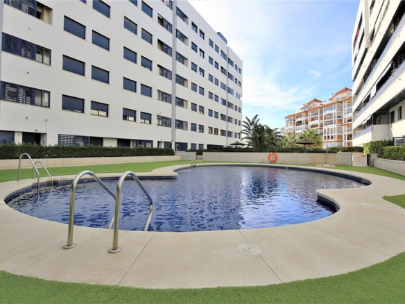 Helles Penthouse mit spektakulärem Solarium und Panoramablick im Hafen von Estepona!