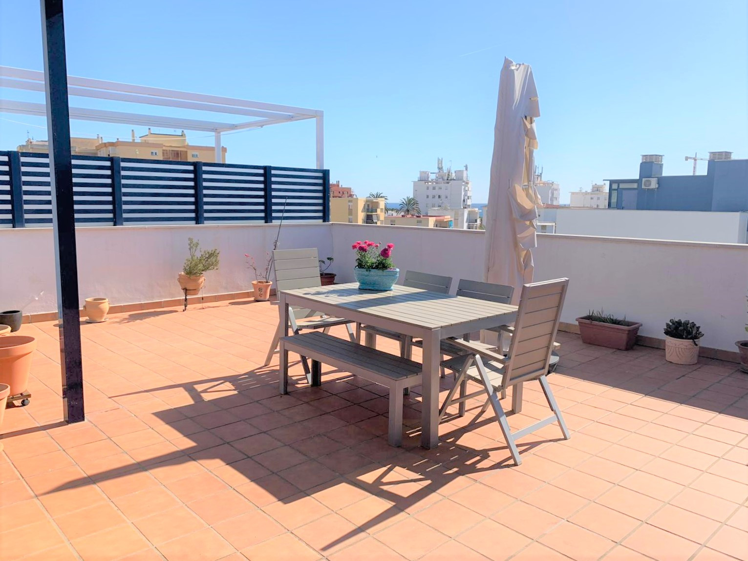 Helles Penthouse mit spektakulärem Solarium und Panoramablick im Hafen von Estepona!