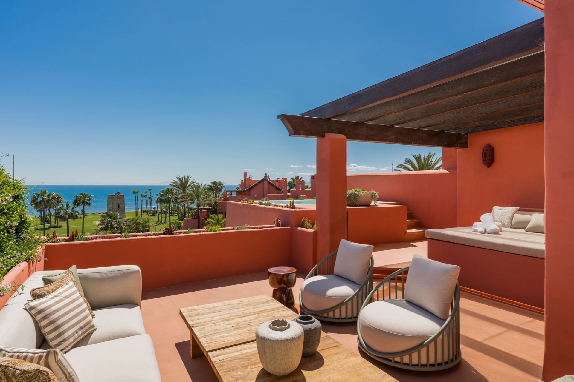 Luxuriöses Duplex-Penthouse in erster Strandlinie in Torre Bermeja, Estepona