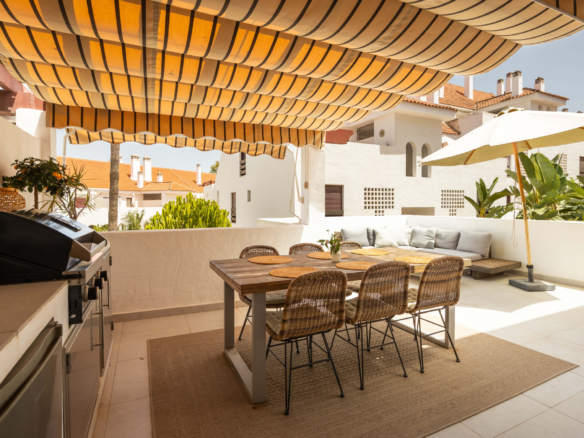 Luxury 3-bedroom apartment in Nueva Andalucía, close to the beach with sea views