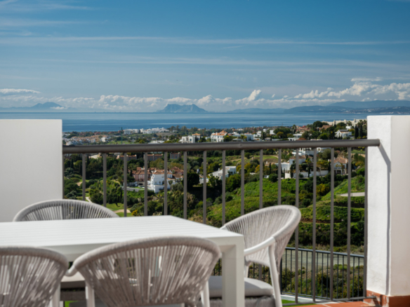 Luxury Duplex Penthouse with Panoramic Sea Views in Paraíso Pueblo