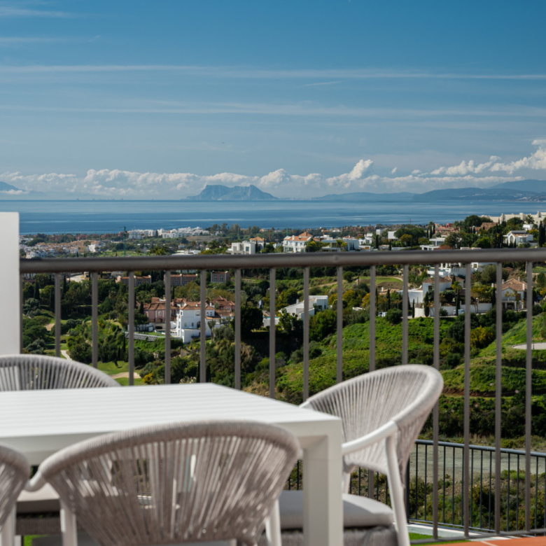 Luxury Duplex Penthouse with Panoramic Sea Views in Paraíso Pueblo