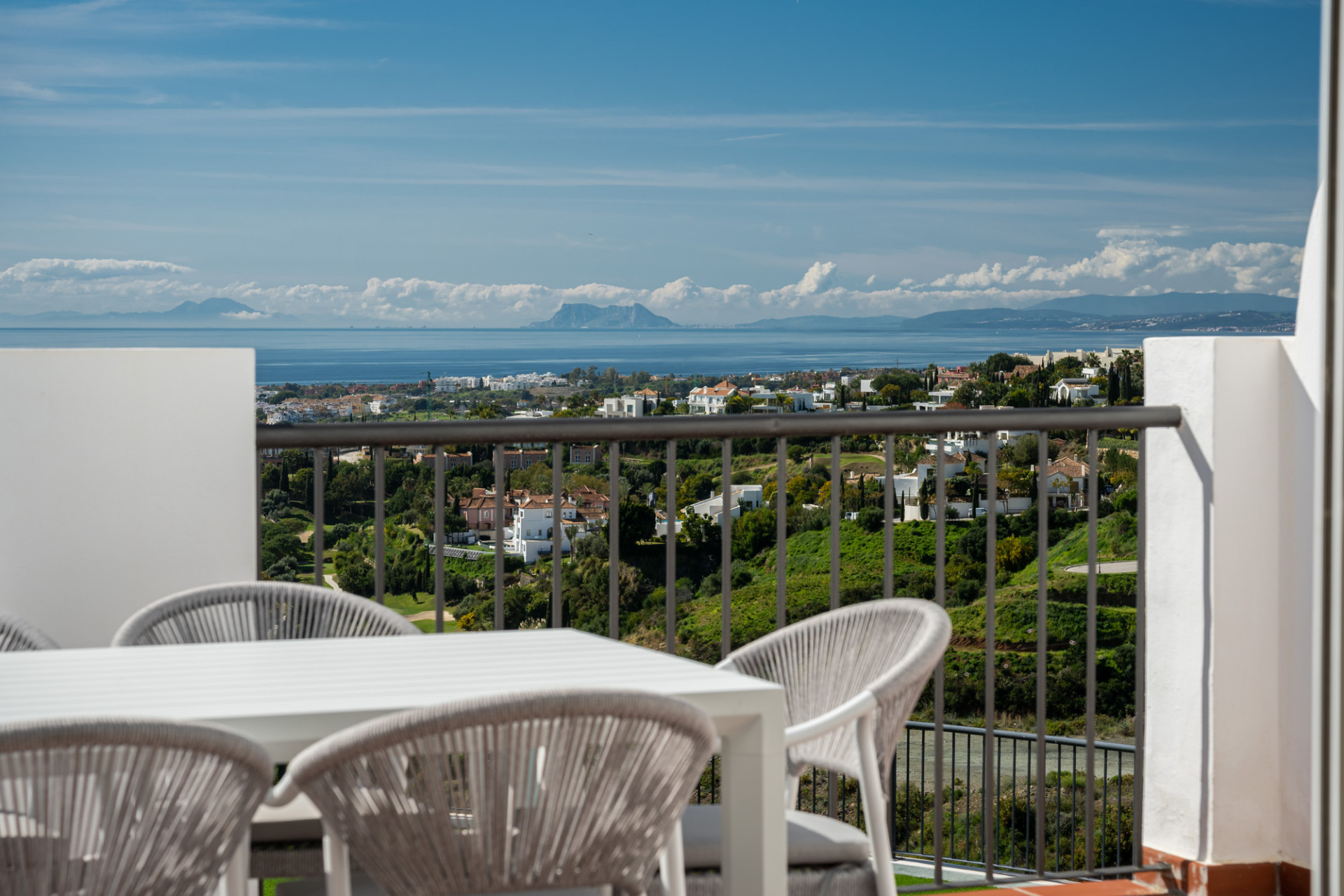 Luxury Duplex Penthouse with Panoramic Sea Views in Paraíso Pueblo