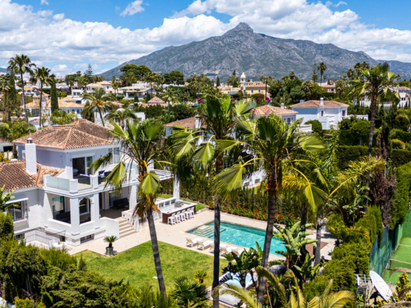 Luxusvilla mit sechs Schlafzimmern im prestigeträchtigen Golf Valley von Nueva Andalucía