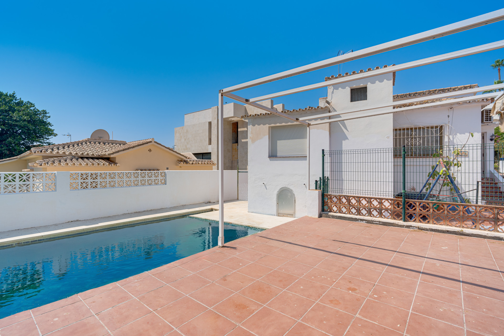 Independent villa – Reform opportunity situated in one of Nueva Andalucía's most sought-after residential areas