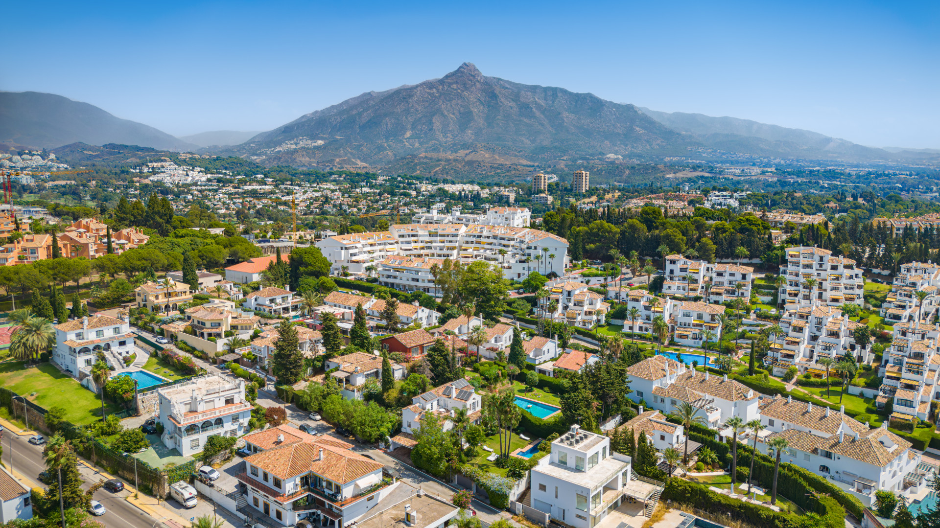 Independent villa – Reform opportunity situated in one of Nueva Andalucía's most sought-after residential areas