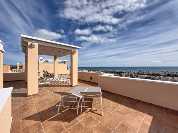 Penthouse with solarium, sea and golf views, Doña Julia (Casares)