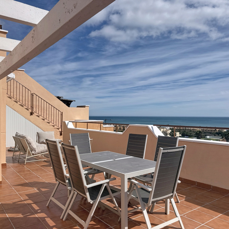 Penthouse with solarium, sea and golf views, Doña Julia (Casares)