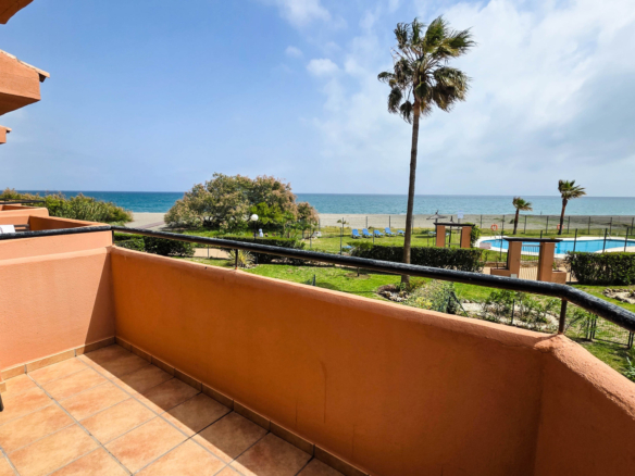 Reihenhaus in Erster Strandlinie mit Privatem Garten und Panoramablick auf das Meer in Manilva Beach