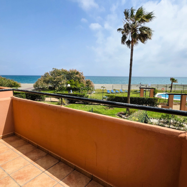 Reihenhaus in Erster Strandlinie mit Privatem Garten und Panoramablick auf das Meer in Manilva Beach