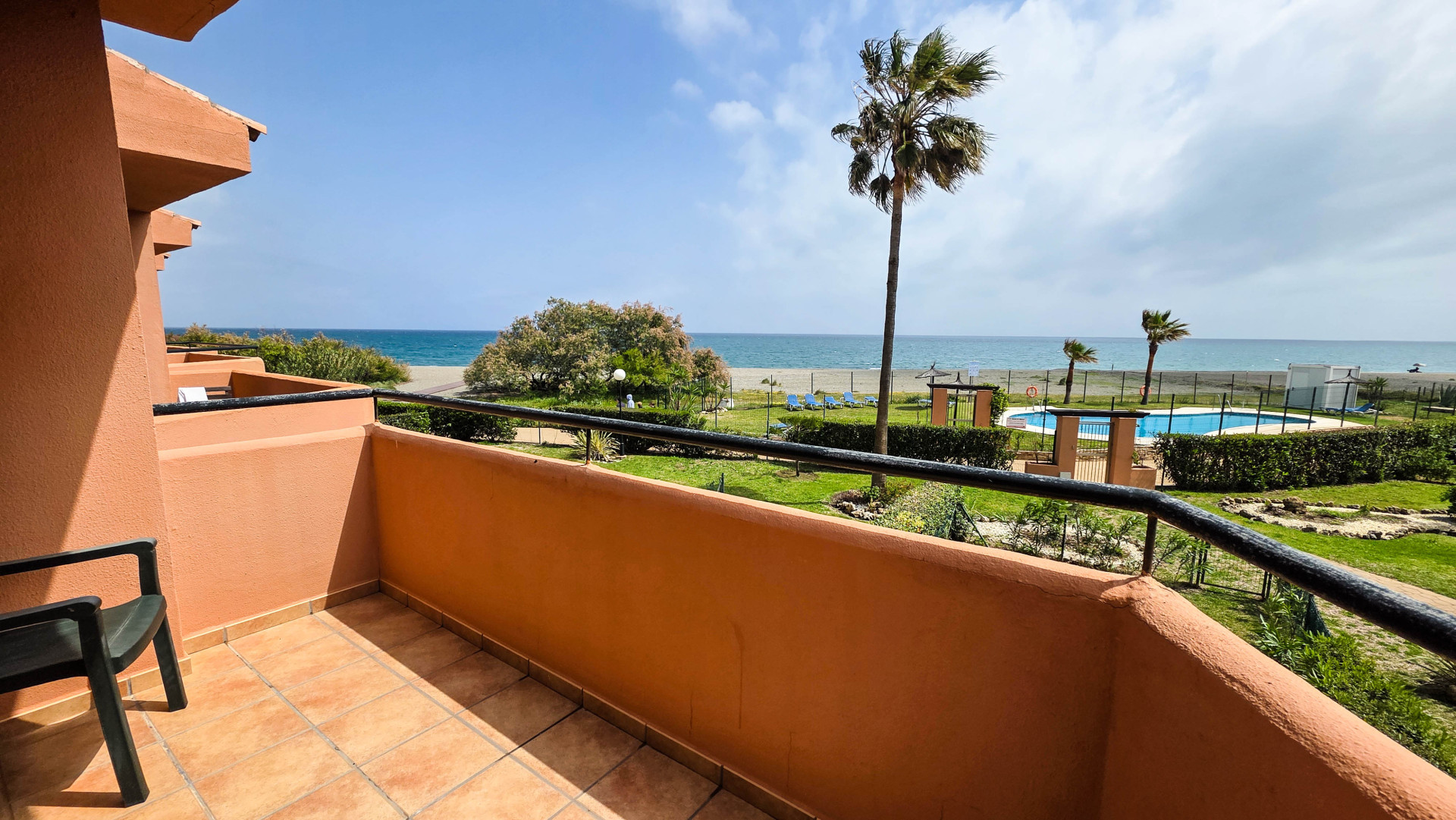 Reihenhaus in Erster Strandlinie mit Privatem Garten und Panoramablick auf das Meer in Manilva Beach
