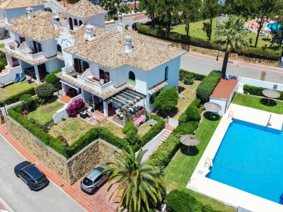 Reihenhaus mit Panoramablick auf Meer, Golf und Berge in La Duquesa