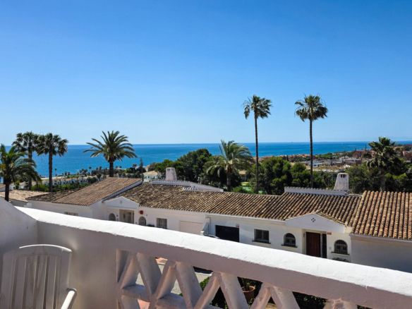 Reihenhaus mit Panoramablick auf das Meer im Herzen von La Duquesa