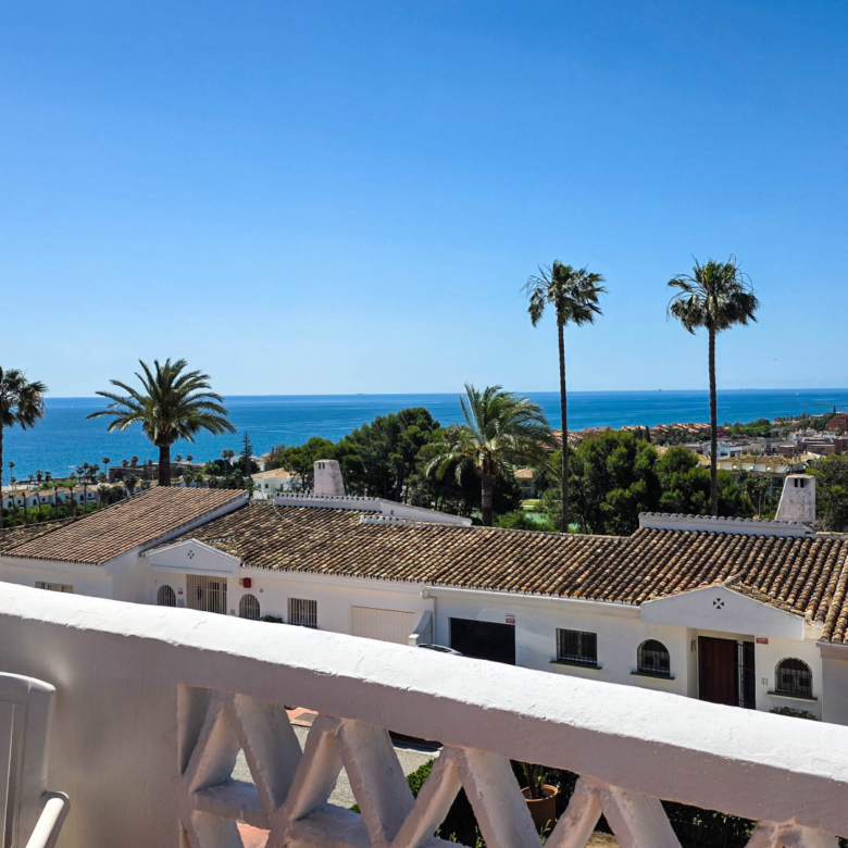 Reihenhaus mit Panoramablick auf das Meer im Herzen von La Duquesa