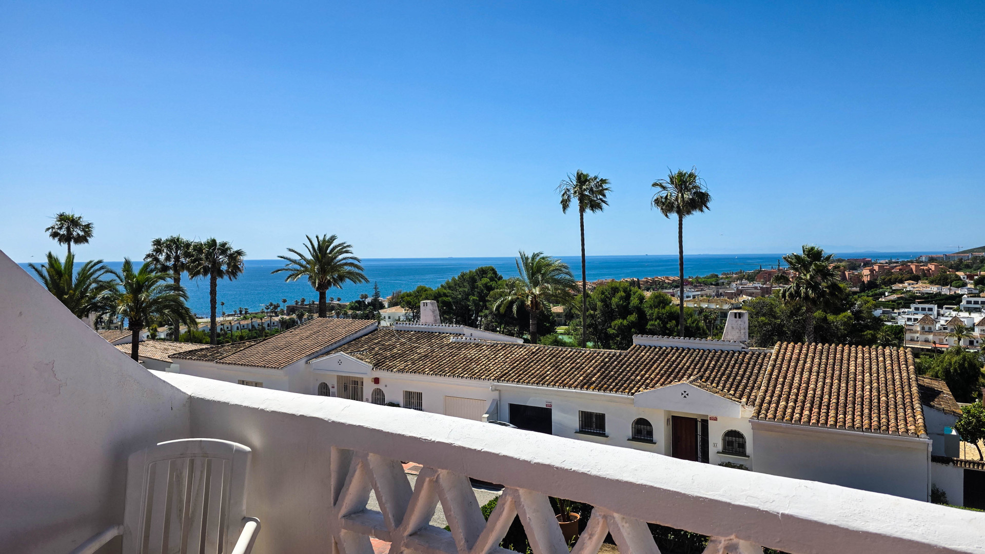 Reihenhaus mit Panoramablick auf das Meer im Herzen von La Duquesa