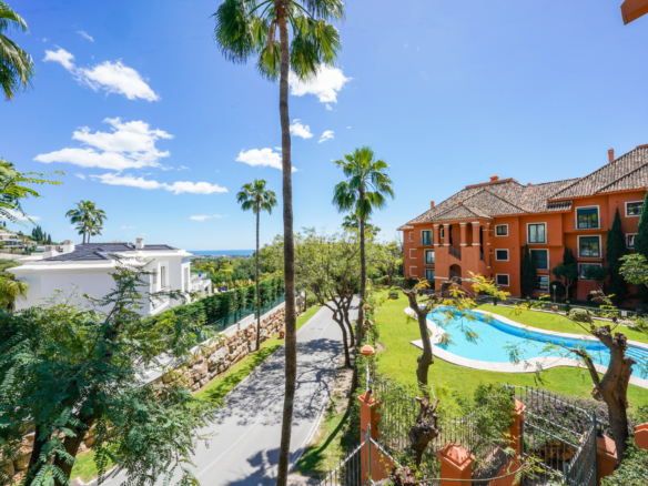 SPACIOUS APARTMENT WITH SEA VIEWS IN MONTE HALCONES