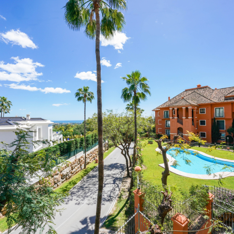 SPACIOUS APARTMENT WITH SEA VIEWS IN MONTE HALCONES