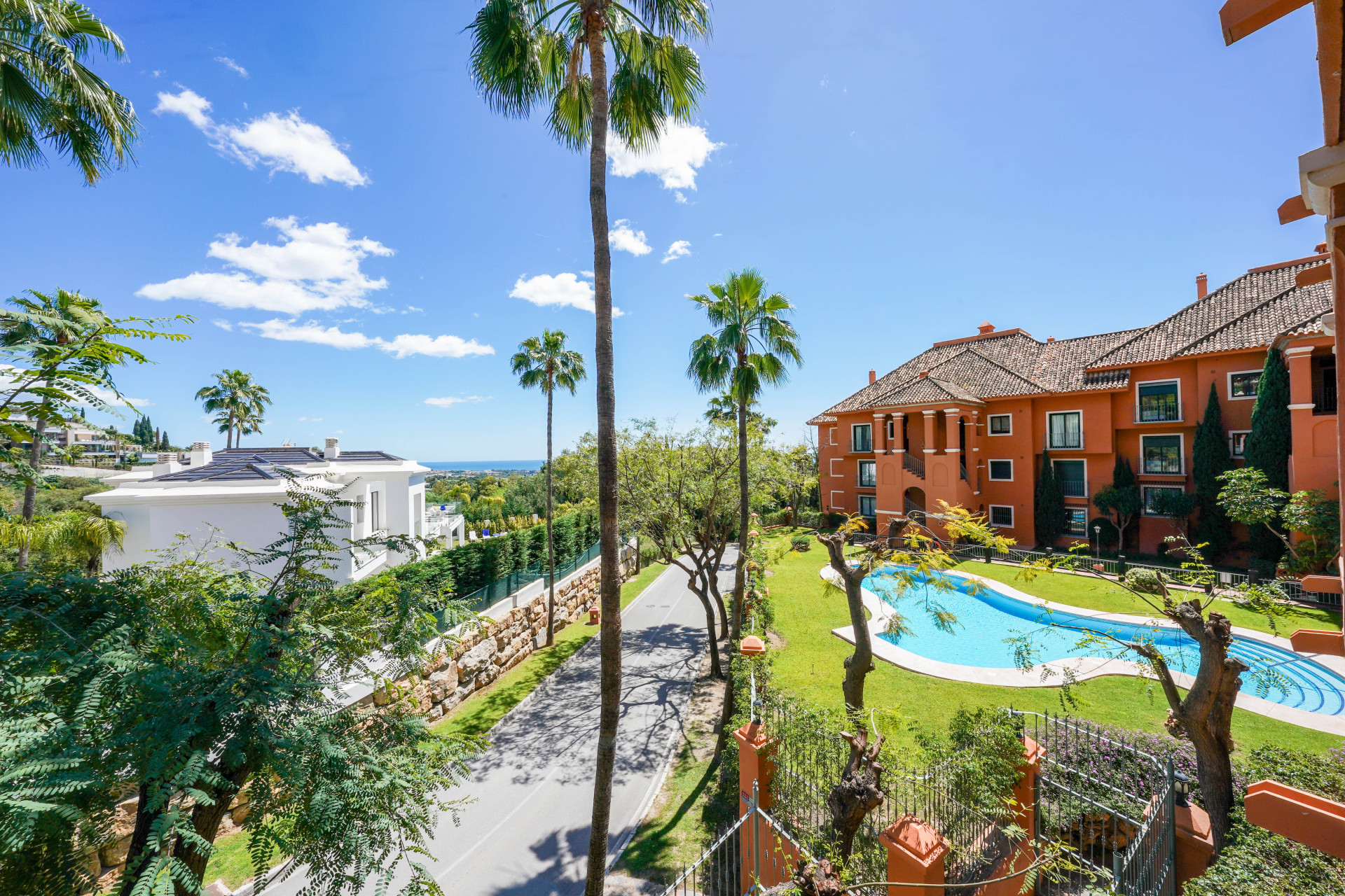 SPACIOUS APARTMENT WITH SEA VIEWS IN MONTE HALCONES