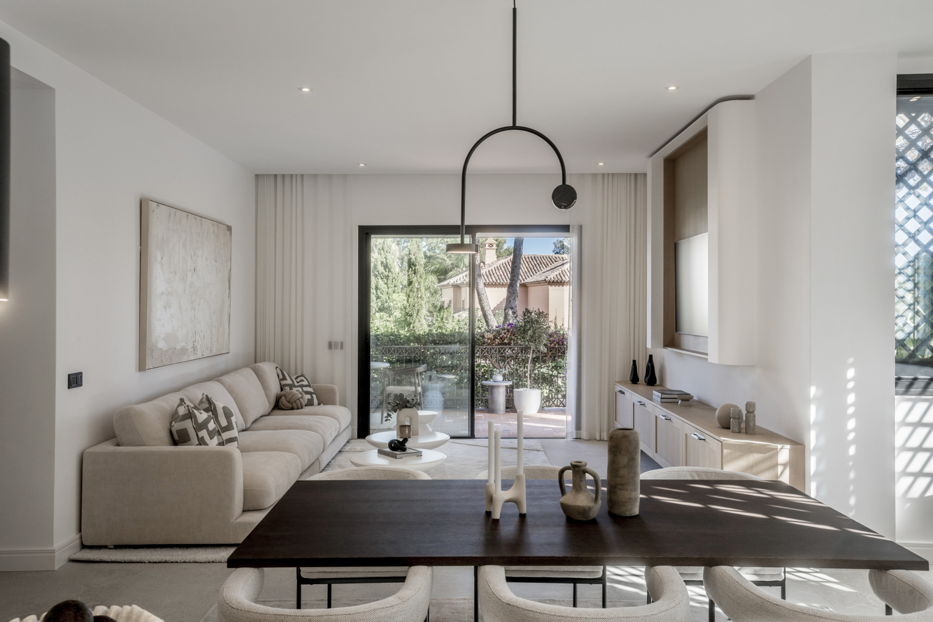Set within one of Marbella’s most hidden and secure residential enclaves, this apartment offers a rare combination of refined design and exceptional privacy.